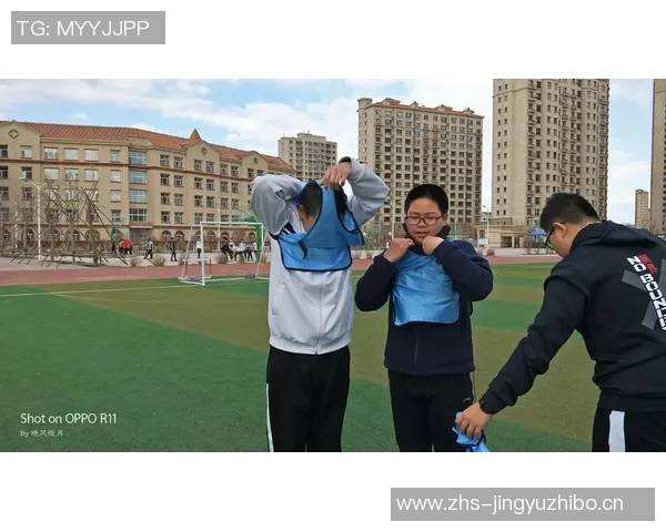 足球明星青春变装记:从绿茵场到时尚舞台的华丽转身